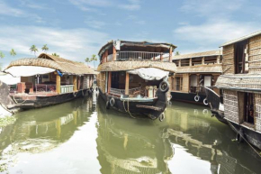 Pet-friendly 3-BR houseboat, by GuestHouser